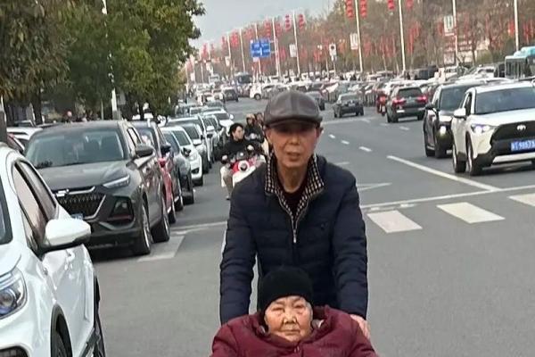 庆祝今天的特殊节日，和家人朋友共度美好时光