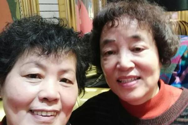 节日风情：从团圆到变装的欢乐体验