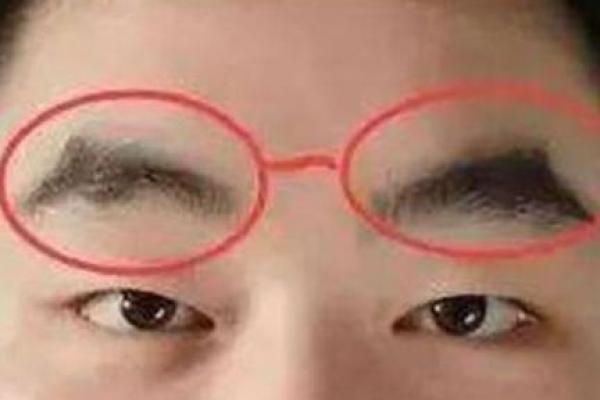 面相学中的断眉象征与性格解读