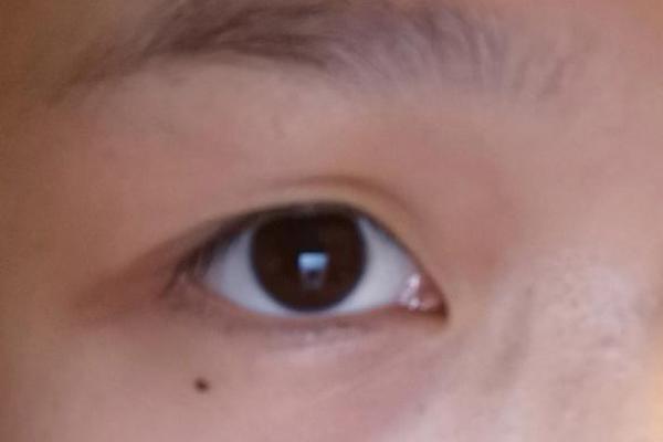 下垂眼面相解析：了解其背后的性格与命运影响