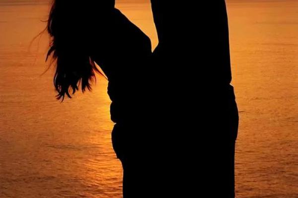 痣相泄露女人出轨秘密，你信吗？