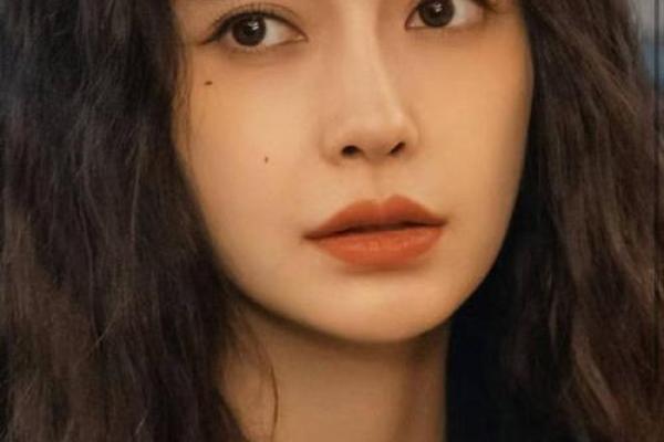 美容新潮流：耳唇相带痣的时尚风潮