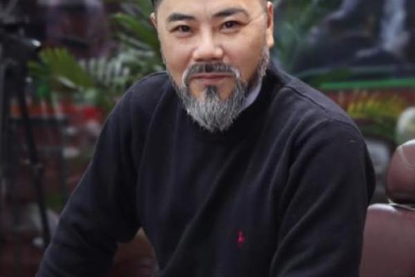 想要更有型？八字胡须造型攻略大公开