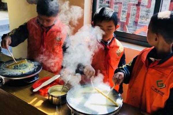 跳火坑：揭秘神秘民俗背后的惊险与欢乐