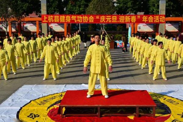 柳枝飘舞迎佳节，传统民俗庆新春