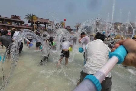 探秘傣族泼水狂欢：揭秘新年民俗魅力