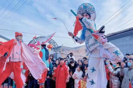 圣诞狂欢，传统民俗焕新颜