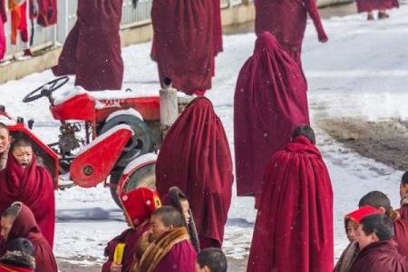 雪域狂欢揭秘藏族盛大节日背后的神秘民俗
